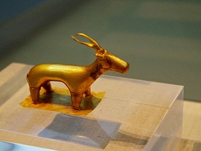 Музей доисторических времен в Фире. Экспонат. Золото