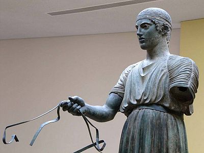 Иниохос – статуя юноши возничего классической эпохи в музее Дельф, самый знаменитый экспонат музея.
