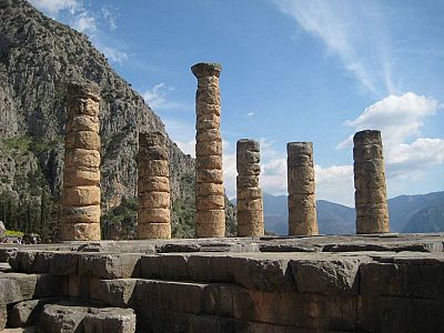 Колонны храма Аполлона Пифийского, в святилище которого одна из Пифий, служительниц Оракула вещавсих волю Аполлона, отвечала вопрошавшим.